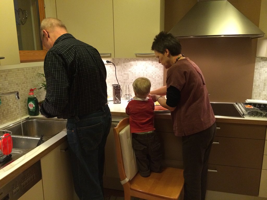 20140201-16-42-38.jpg - Robin hjälper farmor och farfar i köket