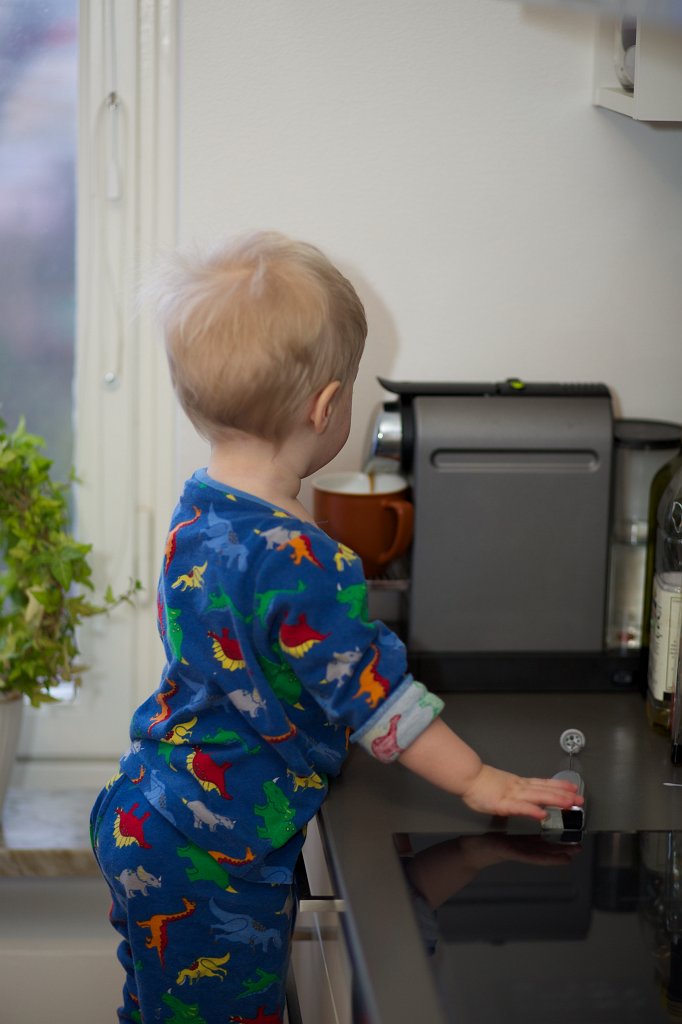 20140215-09-17-31.jpg - Att göra kaffe är nya favoritsysselsättningen