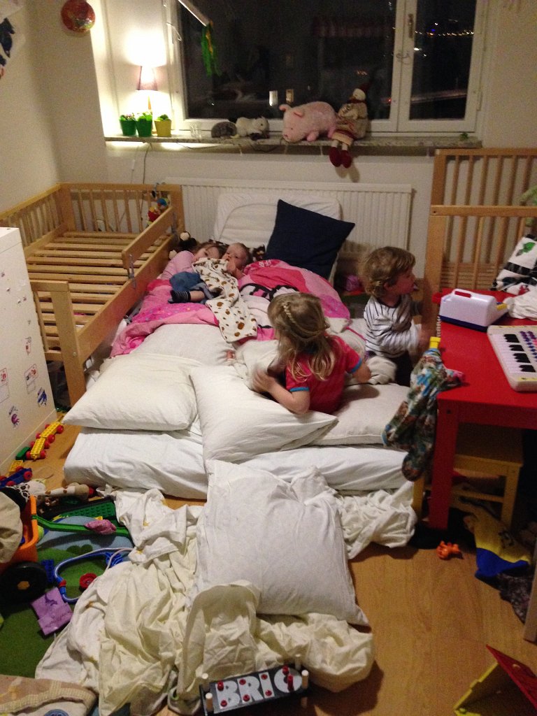 20140304-18-16-22.jpg - Amanda och Elsa på besök, leker kälke...