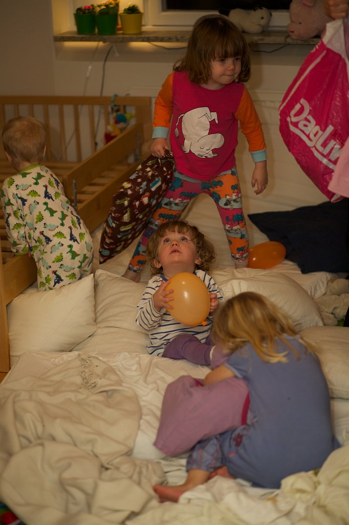 20140304-20-14-43.jpg - Leker släde, Amanda lånar Ninas pyjamas