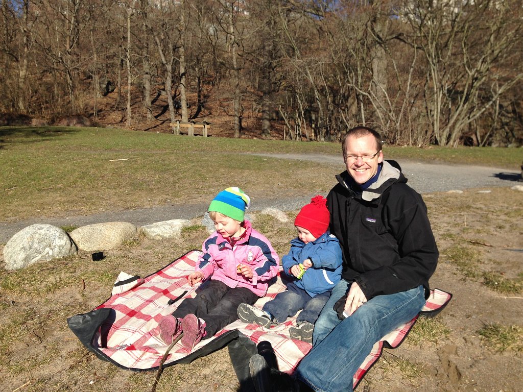 20140316-09-42-06.jpg - Årets första fika på stranden. Dagen efter snöar det för fullt.